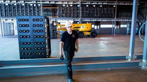 I denne delen av anlegget på Follum skal Kryptovault sette på plass 11.000 maskiner som utvinner kryptovaluta. På bildet er «site manager» Steve Gjefsen.