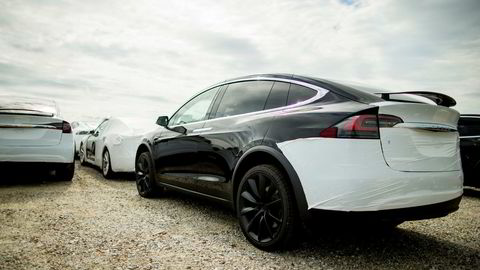 Tesla leverte ut rekordmange biler i desember og inntok med Model X en solid fjerdeplass blant bilmodellene i Norge. Her venter biler på sine nye eiere på Drammen havn.