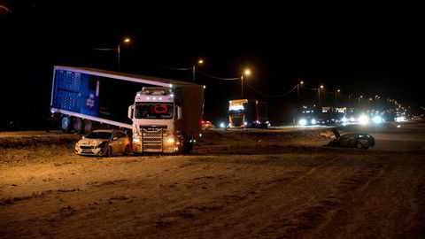 Innleggsforfatterne har gjort det første forsøket på å tallfeste ulempene for trafikantene som følge av forsinkelser etter trafikkulykker. Bildet viser en ulykke på E6 nord for Melhus i 2016.
