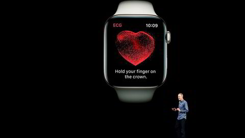 Apple-CEO Jeff Williams viser frem den nye Apple Watch 4 i Cupertino i California forrige uke.