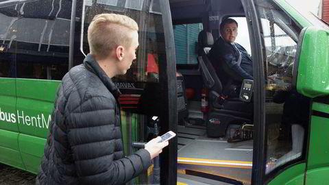 Kollektivselskapet Kolumbus tester nå ut en «hent-meg-buss» i Sauda. Den har ingen faste ruter, men baserer seg på folks løpende bestillinger. Den Vancouver-baserte utvikleren Kristoffer Vik Hansen viser sin bestilling til sjåfør Tor Michaelsen.
