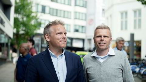 Anders Skar i blå jakke er sjef i Nordnet. Her sammen med spareøkonom Bjørn Erik Sættem i Nordnet.