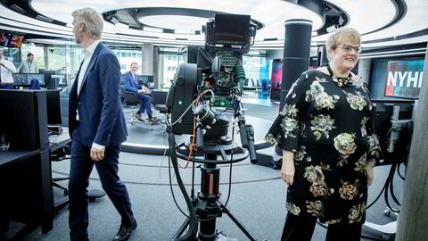 TV 2-sjef Olav T. Sandnes utveksler en morsomhet med Sturla Dyregrov på vei ut av TV 2s studio i Bergen sammen kulturminister Trine Skei Grande.