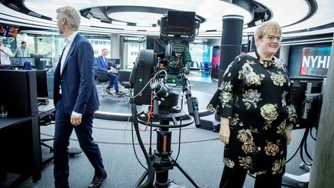 TV 2-sjef Olav T. Sandnes utveksler en morsomhet med Sturla Dyregrov på vei ut av TV 2s studio i Bergen sammen kulturminister Trine Skei Grande.