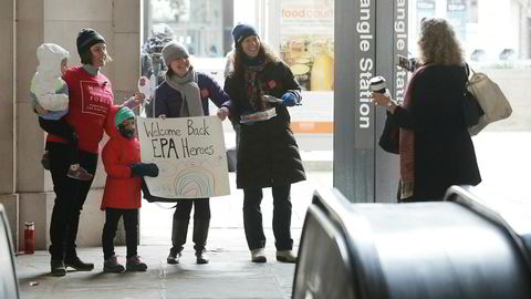 Aktivister ønsker ansatte i Environmental Protection Agency (EPA) velkommen tilbake på jobb i Washington D.C. mandag.