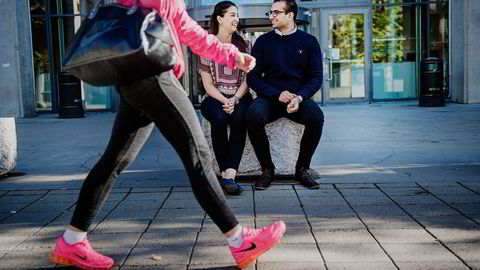 MEST OG BEST. En undersøkelse blant økonomistudenter viser en klar sammenheng mellom tidsbruk, karakterer og hvor lett man får jobb. Toppstudentene får også høyere lønn. BI-studentene Maria Rana (20) og Quttab-Udin Aslam (22) sier de jobber 25 til 30 timer i uken. Foto: Hampus Lundgren