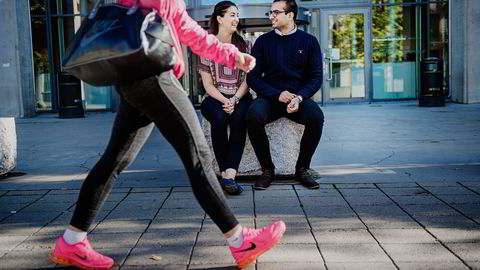 MEST OG BEST. En undersøkelse blant økonomistudenter viser en klar sammenheng mellom tidsbruk, karakterer og hvor lett man får jobb. Toppstudentene får også høyere lønn. BI-studentene Maria Rana (20) og Quttab-Udin Aslam (22) sier de jobber 25 til 30 timer i uken. Foto: Hampus Lundgren