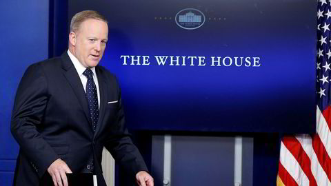 Det hvite hus' pressetalsmann Sean Spicer er igjen tilbake i manesjen etter åtte dagers fravær. Tirsdag ble kan konfrontert med spørsmål rundt sin egen fremtid i Trumps kommunikasjonsstab.