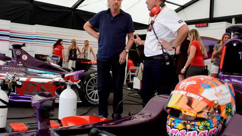 BIL: Richard Branson (venstre) og hans selskap Virgin vurderer å gå Tesla i næringen. På bildet snakker Branson med et medlem i Virgin Racing Formula-E team i garasjen under FIA Formula E Championship in Miami, Florida 14. mars. Foto:Javier Galeano/Reuters/NTB scanpix