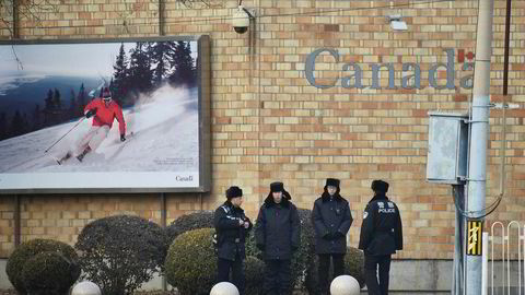 Forholdet mellom Kina og Canada er ikke det beste for øyeblikket. På bildet står kinesisk politi vakt utenfor Canadas ambassade i Beijing.