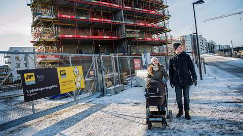 Magnus og Kari Solhjell titter på utbyggingen av Krydderhagen boligprosjekt. – Vi bor i nærheten. Det virker som et godt prosjekt med mye grøntareal og luft rundt, det liker vi, sier Magnus Solhjell.