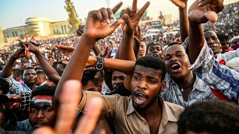 TOPSHOT - Sudanese protesters chant slogans as they gather for a "million-strong" march outside the army headquarters in the capital Khartoum on April 25, 2019. - Sudanese protesters began gathering for a "million-strong" march to turn up the heat on the ruling military council after three of its members resigned following talks on handing over power. (Photo by OZAN KOSE / AFP) ---