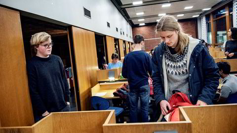 Morten Håvarstein (20, til venstre) og Ole Kvadsheim (22) synes flere eksamener kunne ha vært digitale, men at det er ok med penn og papir i økonomi- og matematikkfag.