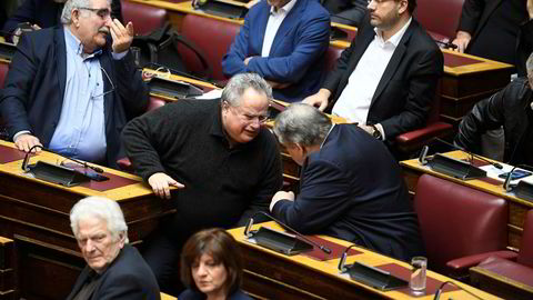 Den tidligere greske utenriksministeren Nikos Kotzias snakker med tidligere visestatsminister og finansminister Evangelos Venizelos under en debatt i det greske parlamentet fredag.