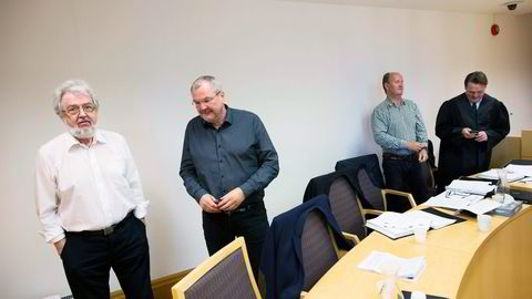 Minoritetsaksjonærene i Tel-Ag har tapt i to rettsinstanser. Her er Aage Halvorsen (fra venstre), Dag Nilsen, Arve Lund og deres prosessfullmektig, advokat Joar Heide. Foto: