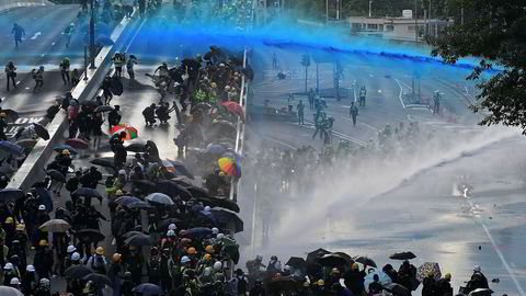 Demonstrasjonene i Hongkong fortsetter. Amnesty sier de har dokumentert brutal vold fra politiets side.