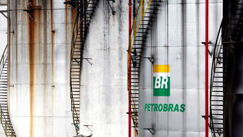 Logoen til det brasilianske statsoljeselskapet Petrobras pryder oljetankene i Cubatao, Brasil. Foto: Reuters/Paulo Whitaker