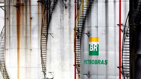 Logoen til det brasilianske statsoljeselskapet Petrobras pryder oljetankene i Cubatao, Brasil. Foto: Reuters/Paulo Whitaker