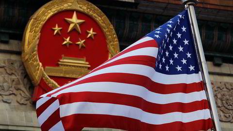 Skadene av handelskrigen mellom USA og Kina begynner å bli synlige i verdensøkonomien. Nå reiser en handelsdelegasjon fra USA til Kina for nye samtaler.