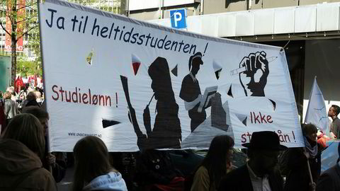 De nye reglene for studielån er blitt møtt med motstand fra studenthold.