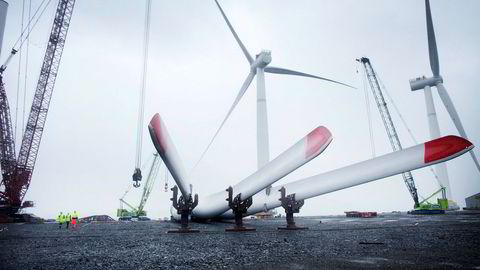 Menneskene blir små i forhold. Siemens-turbinene har 75 meter lange vinger. Hele Hywind-konstruksjonen vil måle 258 meter fra bunnen av understellet til toppen av vingespissen når de er på plass i havet.