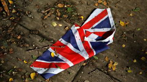 Et britisk flagg ligger igjen på bakken i London etter folkeavstemningen forrige torsdag. Foto: Reinhard Krause/ Reuters/ NTB Scanpix.