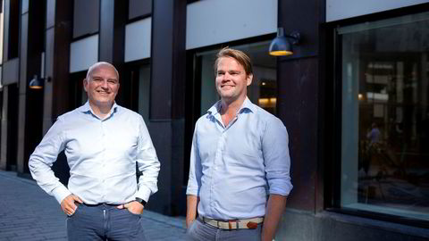 Kolbjørn Giskeødegård (til venstre) og Anders Hagen har begge sagt opp jobbene sine i Nordea Markets for å produsere laks på land i Belgia.