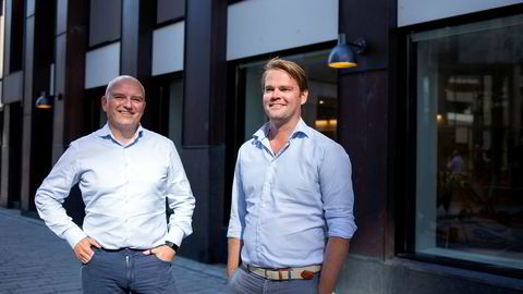 Kolbjørn Giskeødegård (til venstre) og Anders Hagen har begge sagt opp jobbene sine i Nordea Markets for å produsere laks på land i Belgia.