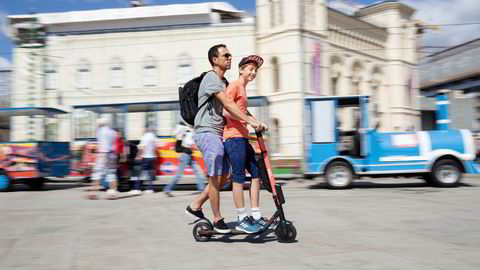 Elsparkesykkelbølgen har skyllet inn over hovedstaden denne våren og sommeren. Philippe Guy (50) og sønnen Julian (14) bruker elsparkesykkel som fremkomstmiddel når de er på ferie i Oslo. – I Genève er det ingenting sånt, sier de.
