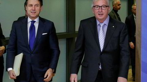 Italias statsminister Giuseppe Conte (til venstre) la onsdag frem et nytt budsjettforslag for EU og Europakommisjonens president Jean Claude Juncker.