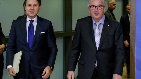 Italias statsminister Giuseppe Conte (til venstre) la onsdag frem et nytt budsjettforslag for EU og Europakommisjonens president Jean Claude Juncker.