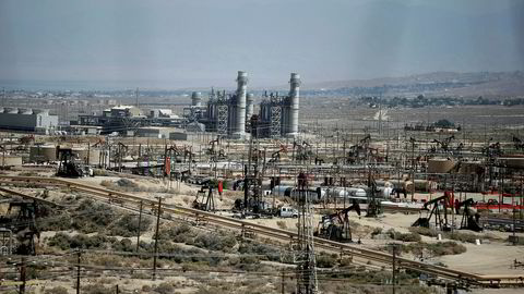 Det amerikanske energidepartementets statistikkfløy (EIA) kutter i oljeprisprognosene.