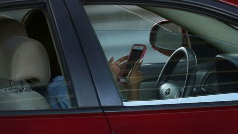 I høst har det vært utplassert nye trafikkameraer på to innfartsårer til storbyen Sydney. Målet har vært å se hvor alvorlig ulovlig bruk av mobiltelefoner er. Hver dag ble over 11.000 bilister tatt med mobilen i hånden mens de kjørte – nesten like mange som får forenklet forelegg i Norge hvert år.