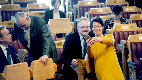 Før spørretimen startet, tok Line Henriette Hjemdal (KrF) en selfie med fiskeri-, innvandrings- og integreringsminister Per Sandberg som hun straks la ut på Instagram. Jan-Henrik Fredriksen (Frp) slo av en prat med utenriksminister Børge Brende.