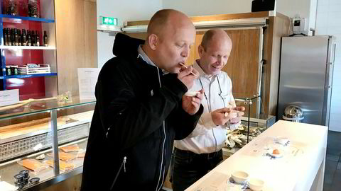 I valgkampen deltok Trygve Slagsvold Vedum bevisst på lokale arrangementer, som her der han smakte på sjømat sammen med partiets ordførerkandidat i Flakstad Trond Kroken. Det gir troverdighet og er noe folk snakker om, særlig når det blir omtalt i lokale medier, skriver artikkelforfatteren.