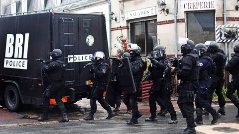 Fransk politi på jakt etter gjerningsmennene i Paris like etter terroraksjonen. Foto: Thibault Camus, AP/NTB Scanpix