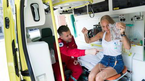 Universitetslektor og paramedic Carl Christiansen viser Ingrid Irene Halvorsen (19) rundt i en ambulanse, som en forsmak til hva som venter henne i løpet av studiene.