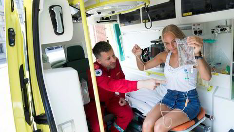 Universitetslektor og paramedic Carl Christiansen viser Ingrid Irene Halvorsen (19) rundt i en ambulanse, som en forsmak til hva som venter henne i løpet av studiene.