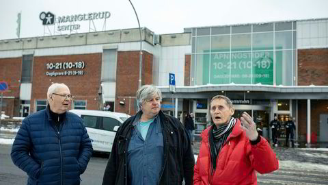 Pensjonistkameratene Terje Caspersen (fra venstre), Kai Lind og Erik Hamre møtes jevnlig over en kopp kaffe på Manglerudsenteret som er et av mange kjøpesentre som hadde fallende omsetning i årets tre første kvartaler. – En gang hadde Manglerudsenteret den høyeste omsetningen per kvadratmeter i Norge. Det er en stund siden, sier Kai Lind.