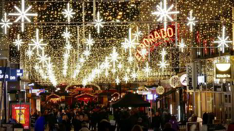 Nordmenn handlet friskt også i årets julehandel, som her fra Torggata i Oslo.