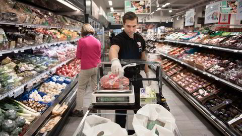 Meny på Vøyenenga i Bærum er en av tre testbutikker. Netthandel­ansvarlig Knut Nyløkken plukker varer for nettkundene. Foto: Per Ståle Bugjerde