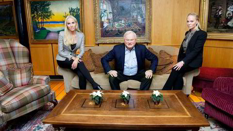 John Fredriksen fylte 75 år i mai. Selv om han er over pensjonsalder har han god helse, og vil fortsette med shipping privat. Her med døtrene Cecilie (til venstre) og Kathrine.
