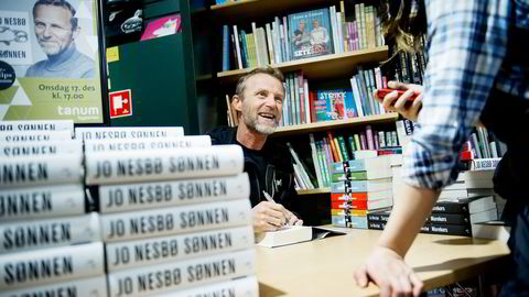 Forfatter Jo Nesbø er vant til å trone øverst på både salgs- og utlånslister. Det som vippet ham ned fra tronen på biblioteket i Asker, var nok litt uventet. Bildet er fra signering på Tanum bokhandel på Byporten i Oslo. Foto: Thomas Haugersveen