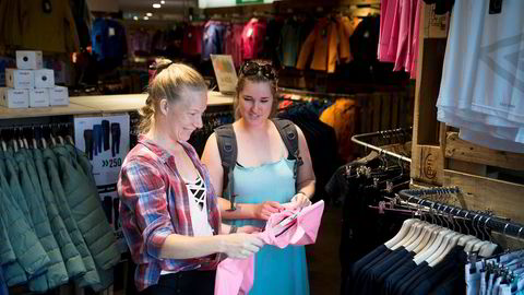 Line Haugen (til venstre) og Karina Follo ser etter sportsutstyr på Sport Outlet i Karl Johan.