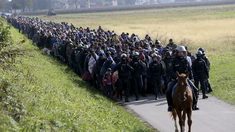 Asylsøkere på vandring i Slovenia i fjor høst. Arkivfoto: Srdjan Zivulovic / Reuters / NTB scanpix