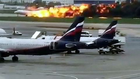 Bildet som er fra en video viser det brennende flyet som nødlander på Sheremetyevo-flyplassen i Moskva.