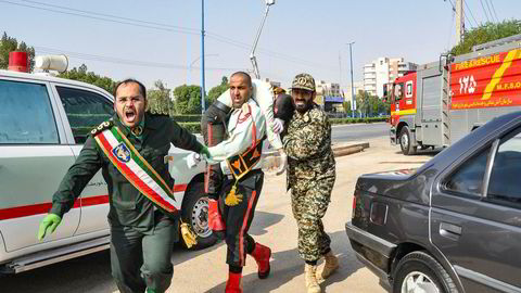 Skadde bæres i sikkerhet etter angrepet lørdag mot en militærparade i Ahvaz, hovedstaden i den oljerike provinsen Khuzestan i Iran.