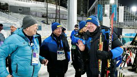 Olle Dahlin (til høyre) ble i ettermiddag valgt til ny president i Det internasjonale skiskytterforbundet, IBU. Her sammen med Kong Carl Gustaf og landslagstrener Wolfgang Pichler under OL i Pyeonchang sist vinter.