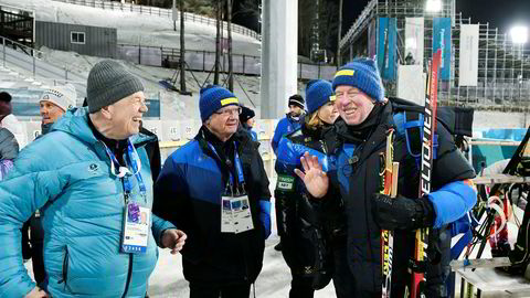 Olle Dahlin (til høyre) ble i ettermiddag valgt til ny president i Det internasjonale skiskytterforbundet, IBU. Her sammen med Kong Carl Gustaf og landslagstrener Wolfgang Pichler under OL i Pyeonchang sist vinter.