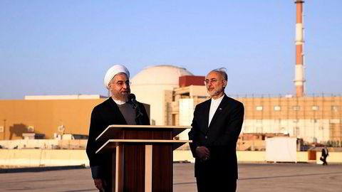 President Hassan Rouhani (t.v.) og lederen for Irans atomenergiorganisasjon, Ali Akbar Salehi, utenfor atomanlegget i Bushehr sør i landet. Bildet ble tatt i januar 2015, før atomavtalen ble inngått, men søndag ble det igjen publisert av Rouhanis kontor.